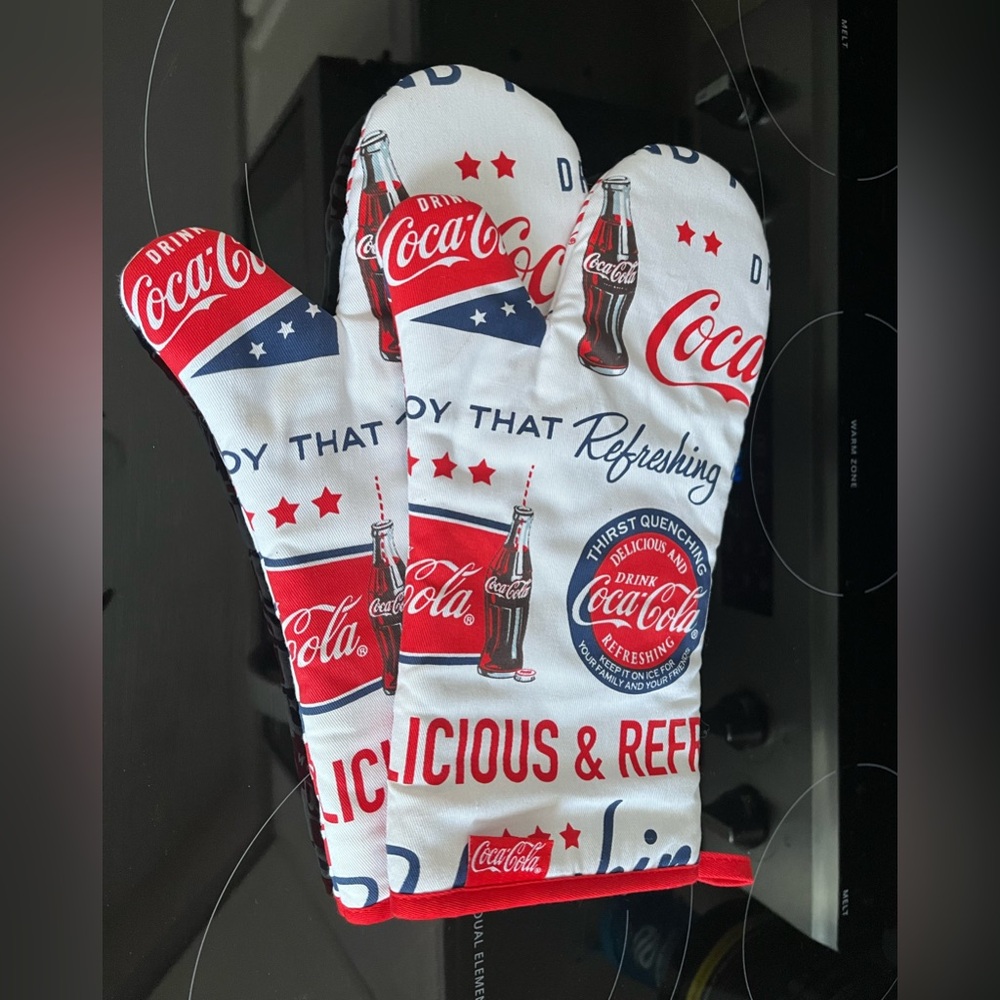 Coca-Cola 1 Pair Heat Resistant Oven Gloves, Pot Holder Glove, Non-Slip NWOT
